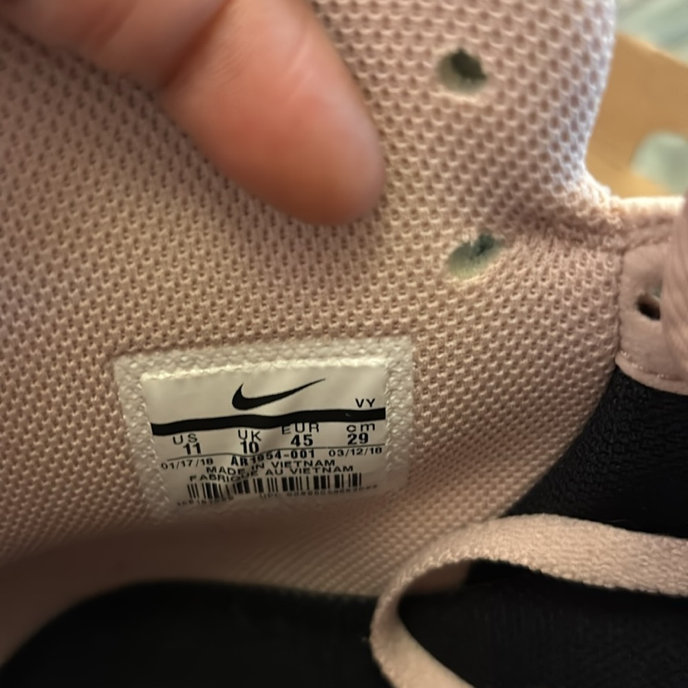 Nike - Picture 2 of 6